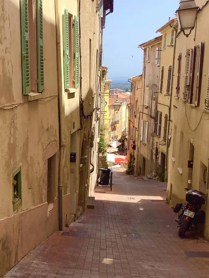 Apartment Les Amoureux Du Vieux Lavoir T3 Hyeres Medieval